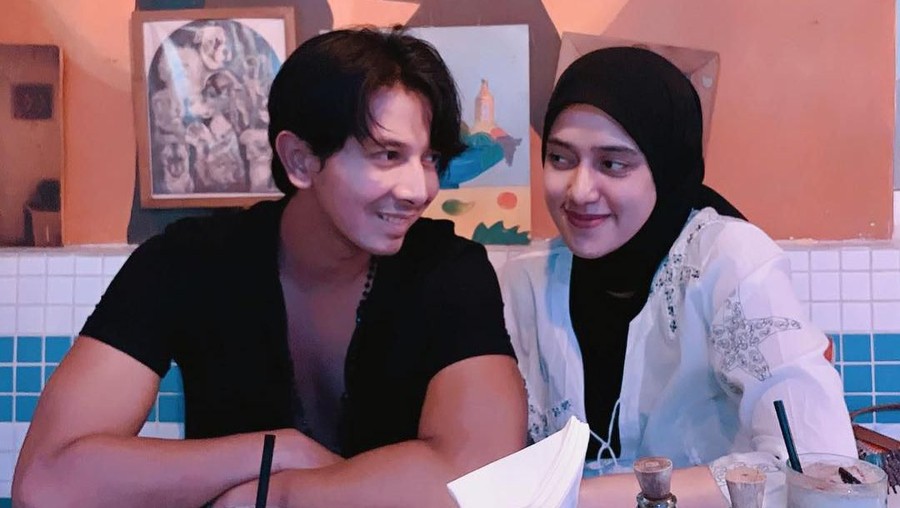 Galih Ginanjar Sebut Fairuz Bau Ikan Asin, Ini Pembelaan Sonny Septian Pembelaan Sonny Septian atas hinaan yang diberikan Galih Ginanjar terhadap sang istri, Fairuz A. Rafiq.