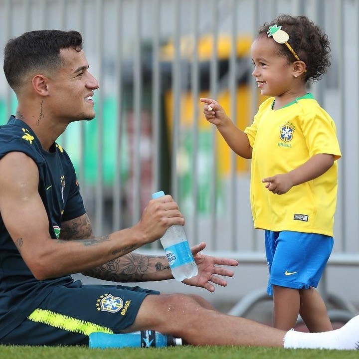 Wah, keren banget Maria pakai jersey Timnas Brasil. Meskipun anaknya perempuan, enggak ada salahnya kan Coutinho mengenalkan dunia sepakbola. (Foto: Instagram @phil.coutinho)