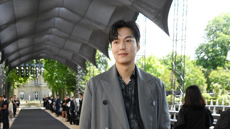PARIS, FRANCE - JUNE 21: (L-R) Antoine Arnault, Lee Min Ho and Natalia Vodianova attend the Berluti Menswear Spring Summer 2020 show as part of Paris Fashion Week on June 21, 2019 in Paris, France. (Photo by Pascal Le Segretain/Getty Images)