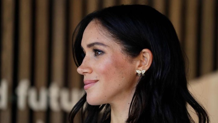 Koleksi Perhiasan Meghan Markle WINDSOR, ENGLAND - OCTOBER 12: Prince Harry, Duke of Sussex and Meghan, Duchess of Sussex take their seats ahead of the wedding of Princess Eugenie of York and Mr. Jack Brooksbank at St. George's Chapel on October 12, 2018 in Windsor, England. (Photo by Danny Lawson - WPA Pool/Getty Images)