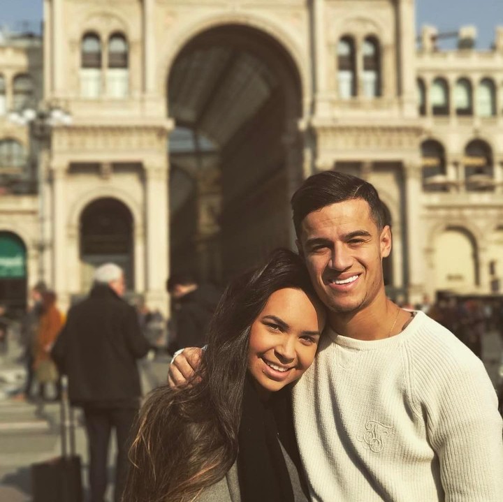 Philippe Coutinho memutuskan menikah muda pada 2012, Bun. Saat usianya baru menginjak 20 tahun, dia berani mempersunting kekasih yang kini menjadi pendamping hidupnya, Aine. (Foto: Instagram @phil.coutinho)