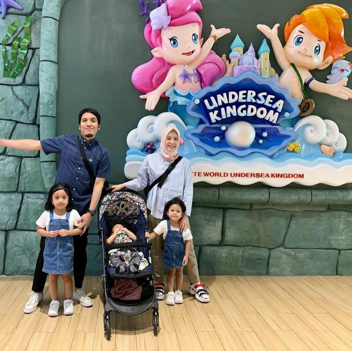 <p>Kerap sibuk dengan aktivitas sebagai public figure, pasangan ini tetap menyempatkan quality time bersama anak-anak. (Foto: Instagram @natasharizkynew)</p>