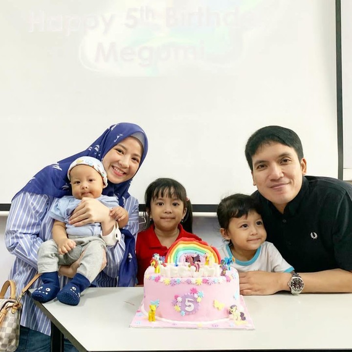 <p>Wah, kira-kira siapa nih yang ulang tahun? Ikutan tiup lilin dong he-he-he. (Foto: Instagram @natasharizkynew)</p>