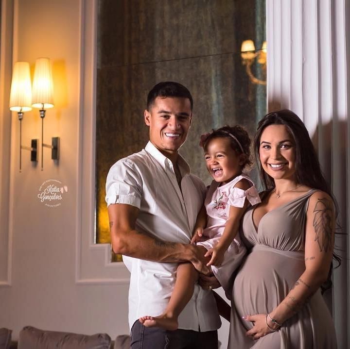 Pada 2018, Aine mengandung anak kedua. <em>Yeay</em>, Maria <em>happy</em> banget bakal jadi kakak. (Foto: Instagram @phil.coutinho)