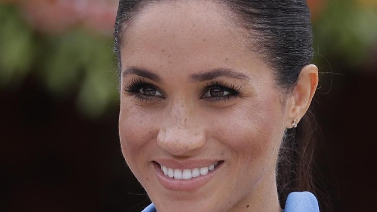 Koleksi Perhiasan Meghan Markle WINDSOR, ENGLAND - OCTOBER 12: Prince Harry, Duke of Sussex and Meghan, Duchess of Sussex take their seats ahead of the wedding of Princess Eugenie of York and Mr. Jack Brooksbank at St. George's Chapel on October 12, 2018 in Windsor, England. (Photo by Danny Lawson - WPA Pool/Getty Images)