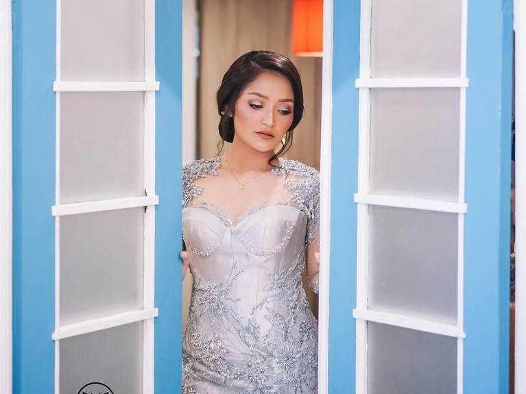Siti Badriah akan segera menikah dengan Krisjiana Baharudin. Simak yuk! Potret cantik Siti Badriah sebelum resmi melepas status lajangnya.