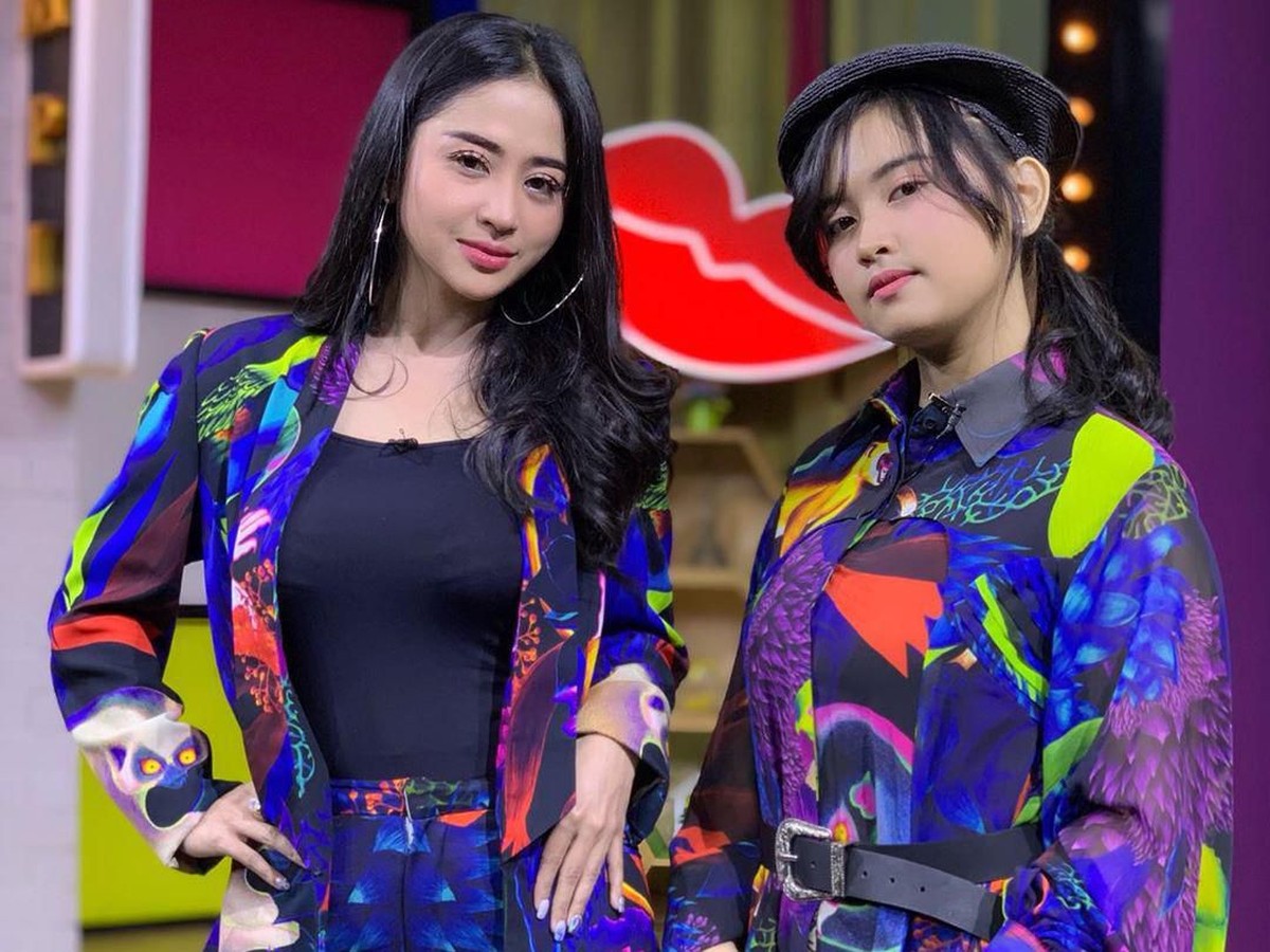 Dewi Perssik sering memperlihatkan keakraban dengan salah satu keponakannya&comma; Lebby Wilayati&period; Sikap yang jelas terhadap Meldi&period;