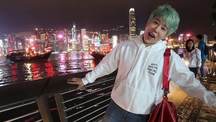 2. Ricky Ujung Deretan penyanyi dangdut yang berasal dari luar negeri.