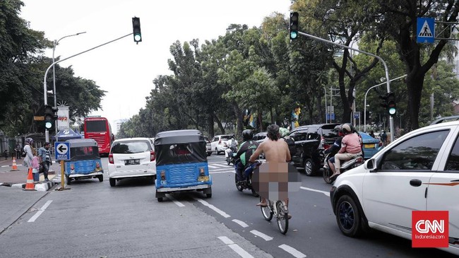 Seorang pria tanpa busana terpantau melakukan aksi bersepeda santai tanpa mengenakan busana sehelai pun di Jalan Medan Merdeka Selatan, Jakarta, Senin siang.