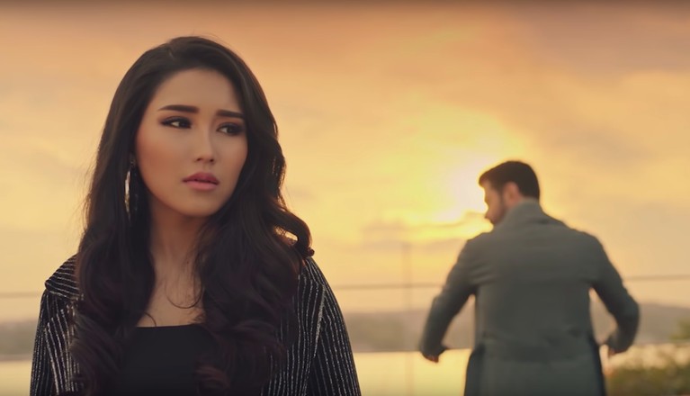 Ayu Ting Ting tampil memukau dengan balutan gaun mewah dalam video klip Apalah Cinta yang berkolaborasi dengan artis Turki, Keremcem.