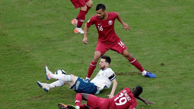 Lionel Messi mengeluhkan kondisi lapangan usai timnas Argentina mengalahkan timnas Qatar 2-0 pada laga terakhir Grup B di Stadion Arena Gremio, Porto Alegre.