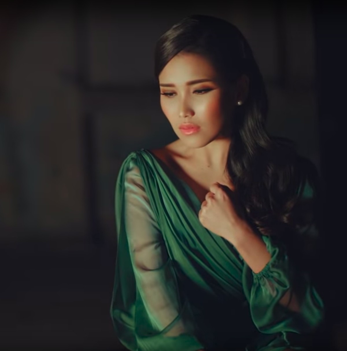 Ayu Ting Ting tampil memukau dengan balutan gaun mewah dalam video klip Apalah Cinta yang berkolaborasi dengan artis Turki&comma; Keremcem&period;