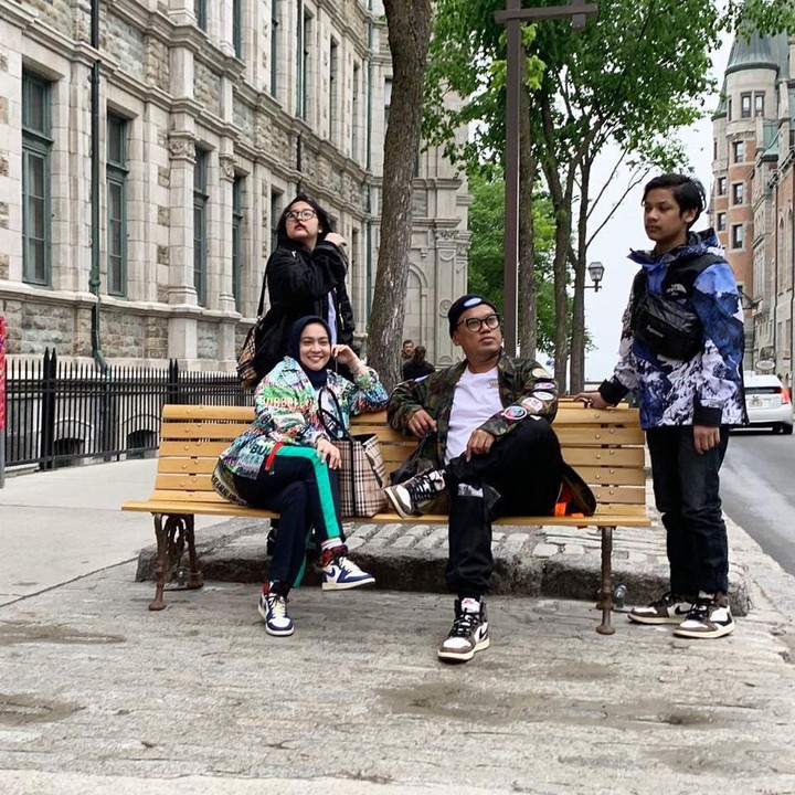 <p>Uya Kuya dan keluarga dikenal memiliki gaya berbusana yang khas. Lihat saja saat mereka berfoto di Old Quebec. Seru ya, Bun. (Foto: Instagram @astridkuya)</p>
