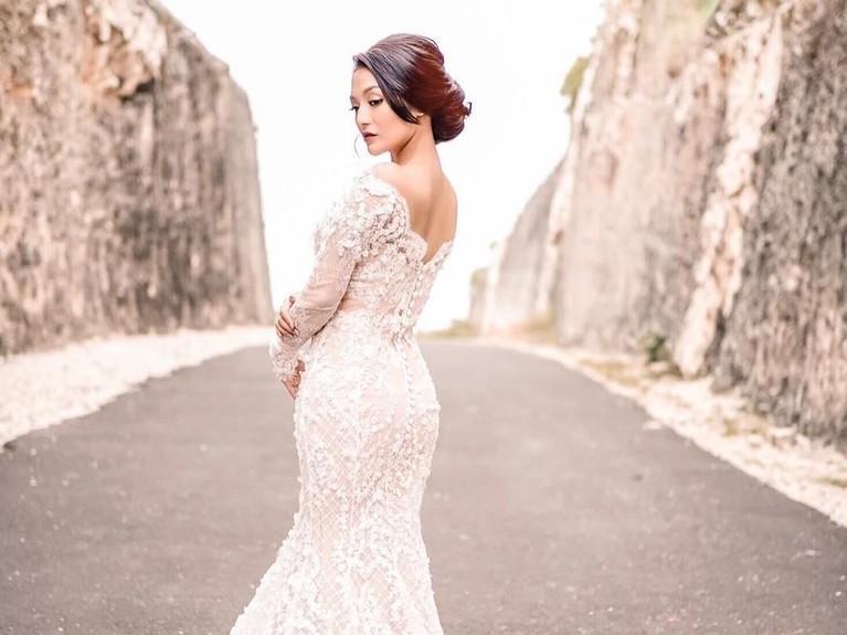 Segera Menikah, Berikut 6 Potret Cantik Siti Badriah Siti Badriah akan segera menikah dengan Krisjiana Baharudin. Simak yuk! Potret cantik Siti Badriah sebelum resmi melepas status lajangnya.