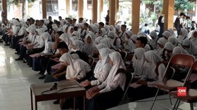 VIDEO: Pilih SMA Favorit, Lulusan SMP Mendaftar di Luar Zona