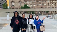<p>Uya Kuya dan keluarga saat berfoto di Toronto Kanada. Menurut sang istri, Astrid Kuya, keluarganya tak pernah ribet saat liburan. Jalan kaki, naik sepeda, hingga naik mobil semua dilakoni. Makan pun tak pilih-pilih. (Foto: Instagram @astridkuya)</p>