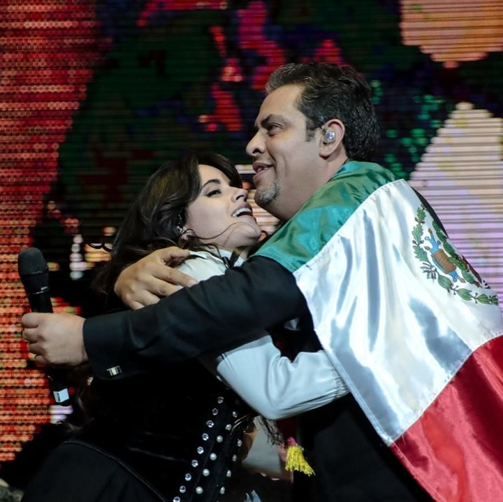 <p>Camila Cabello tak segan memuji suara sang ayah yang dinilainya sangat bagus. "Ayah saya selalu memiliki suara yang begitu indah dan kami berdua selalu terobsesi dengan karaoke dan musik serta bernyanyi!" ujar Camila. (Foto: Instagram @camila_cabello)</p>