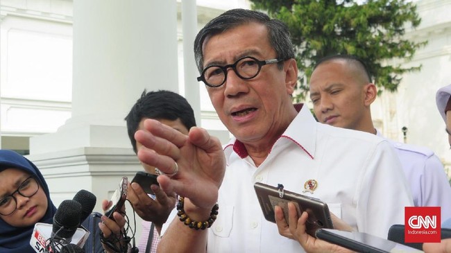 Anggota Komisi III DPR dari fraksi Demokrat Santoso menganggap Yasonna Laoly perlu mundur dari Menkumham jika anaknya berbisnis di lapas.