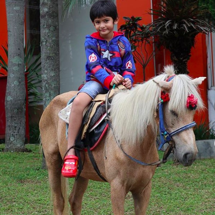 <p>Faaz belajar naik kuda, enggak lupa sambil bergaya nih. (Foto: Instagram @kingfaazarafiqreal)</p>
