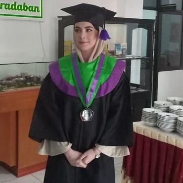 7 Tahun Kuliah, Arumi Bachsin Berhasil Wisuda dengan IPK Cemerlang