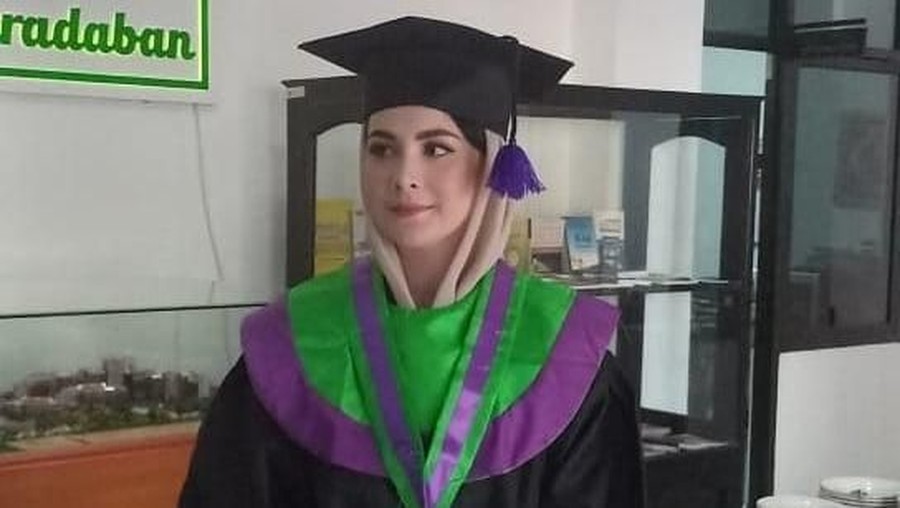 Arumi Bachsin, mantan pesinetron yang kini jadi istri dari wakil gubernur Jawa Timur berhasil meraih gelar sarjana kemarin Sabtu (21/6) dari IAIN Tulungagung.