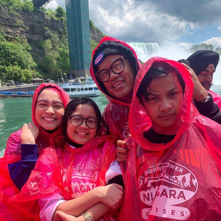 <p>Meski sudah mengenakan jas hujan, Uya Kuya dan keluarga tetap basah kuyup Bun.<em> He-he-he.</em> (Foto: Instagram @astridkuya)</p>