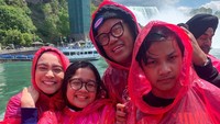 <p>Meski sudah mengenakan jas hujan, Uya Kuya dan keluarga tetap basah kuyup Bun.<em> He-he-he.</em> (Foto: Instagram @astridkuya)</p>