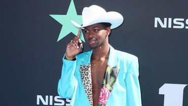 img-title Lil Nas X Rayakan 'Old Town Road' Jadi Juara Bertahan Billboard