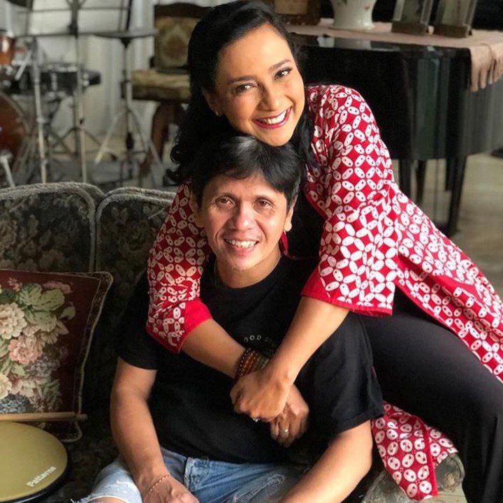 <p>Pelukan hangat seorang istri bisa jadi hal berharga untuk seorang suami. (Foto: Instagram/ @shahnaz_haque)<br /><br /></p>