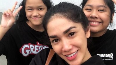7 Potret Kedua Putri Ussy Sulistiawaty yang Beranjak Remaja