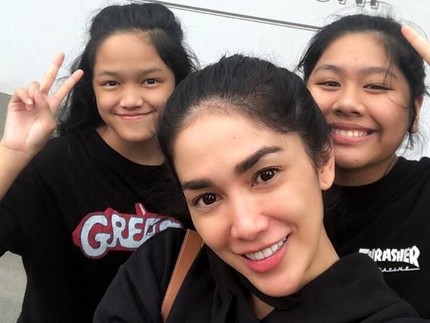 7 Potret Kedua Putri Ussy Sulistiawaty yang Beranjak Remaja