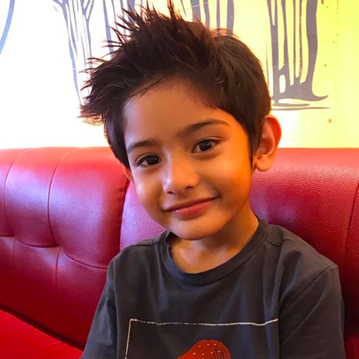 <p>Meski baru berusia 7 tahun, namun ketampanan wajah Faaz banyak mencuri perhatian netizen lho, Bun. (Foto: Instagram @kingfaazarafiqreal)</p>