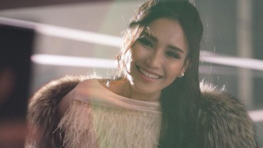 img-title Bawakan Lagu Apalah Cinta Secara Live, Ayu Ting Ting Banjir Pujian
