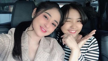 img-title Dewi Perssik Belikan Lebby Barang Mewah, Bagaimana dengan Meldi?