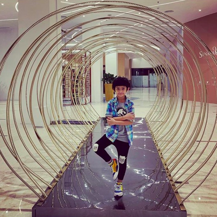 <p>Bergaya potongan rambut, kali ini dengan model poni rata. Kemeja dibuka dengan t-shirt berwarna abu-abu membuat penampilannya bak anak ABG. He-he-he. (Foto: Instagram @kingfaazarafiqreal)</p>