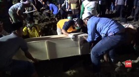 VIDEO: Jenazah Korban Kebakaran Pabrik Korek Gas Dimakamkan