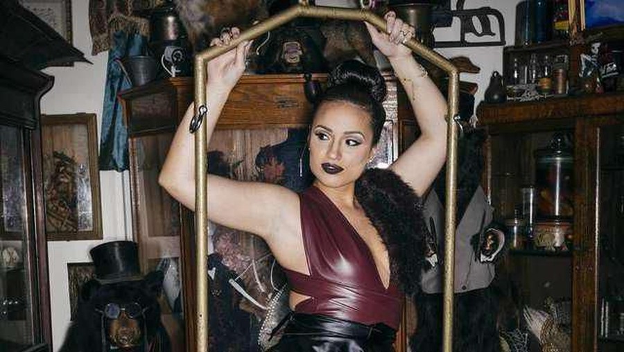 6. Joelina Bee Deretan penyanyi dangdut yang berasal dari luar negeri.