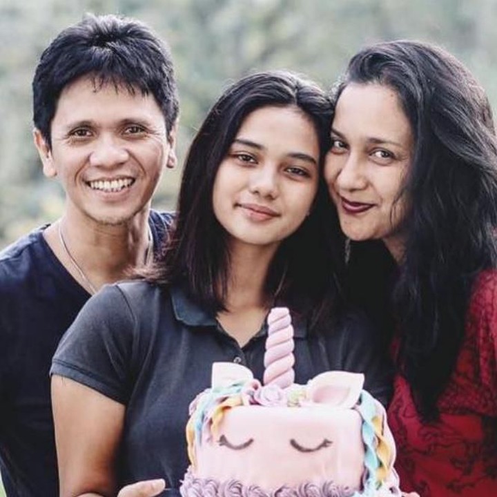 <p>Ayah Gilang dan Ibu Shahnaz sedang merayakan ultah putri sulungnya, Pruistin yang karib disapa Pru. (Foto: Instagram/ @shahnaz_haque)</p>