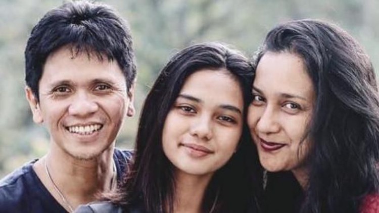 Shahnaz Haque dan suaminya, Gilang Ramadhan tak ingin manjakan anak supaya bisa keluar dari zona nyaman.