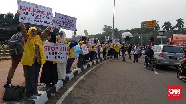 Massa berompi kuning dengan logo Universitas Indonesia menggelar aksi di Patung Kuda, Jakarta Pusat. Mereka berharap MK putuskan sengketa pilpres secara adil.