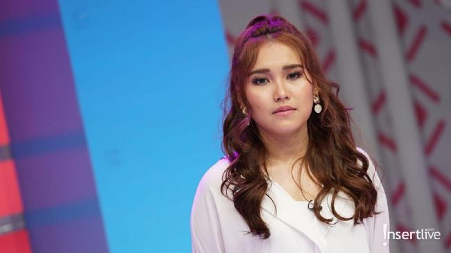 Disinggung Soal Buku Nikah Ayu Ting Ting Langsung Sewot Disinggung Soal Buku Nikah Ayu Ting Ting Langsung Sewot