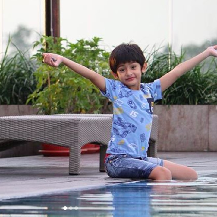 <p>Faaz bergaya di tepian kolam renang, saat diajak berlibur ke Bandung. Wajahnya mirip Bunda Fairuz kan, Bun? (Foto: Instagram @kingfaazarafiqreal)</p>