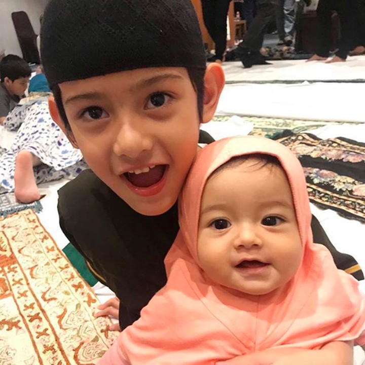 <p>Sejak kecil Faaz sudah dibiasakan rajin beribadah nih, Bun. Juga, diajarkan untuk saling menyayangi dengan adik kecilnya, Queen. (Foto: Instagram @kingfaazarafiqreal)</p>