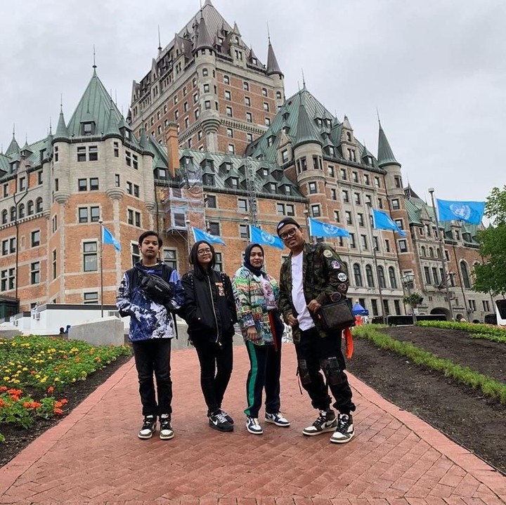 <p>Nah, ini saat Uya Kuya dan keluarga berfoto dengan latar belakang Fairmont Le Chateau Frontenac di Kanada. Sambil bercanda, Uya mengatakan bahwa bangunan tersebut adalah rumahnya yang baru direnovasi. (Foto: Instagram @king_uyakuya)</p>