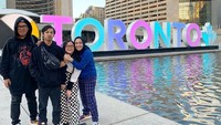 <p>Setelah berlibur ke Amerika Serikat pada akhir tahun lalu, Uya Kuya kali ini memboyong keluarganya liburan ke Kanada. (Foto: Instagram @astridkuya)</p>