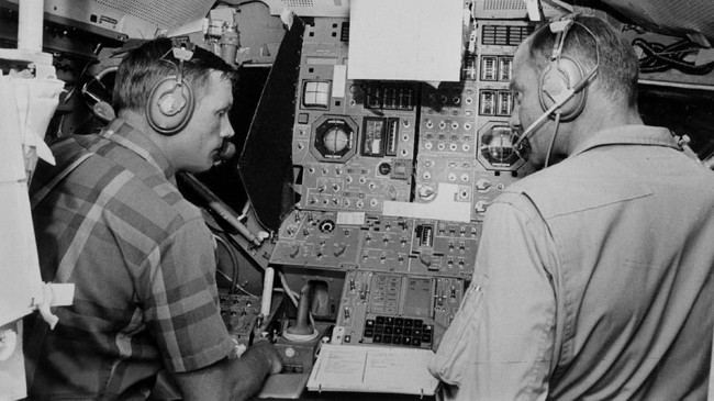 Neil Armstrong dan Edwin Aldrin menjadi dua manusia pertama yang menjejakkan kaki di Bulan pada 1969.