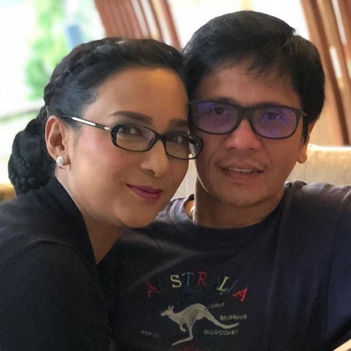 <p>Sama-sama pakai kacamata, Shahnaz dan Gilang seperti saudara kembar ya? <em>He-he-he.</em> (Foto: Instagram/ @shahnaz_haque)</p>