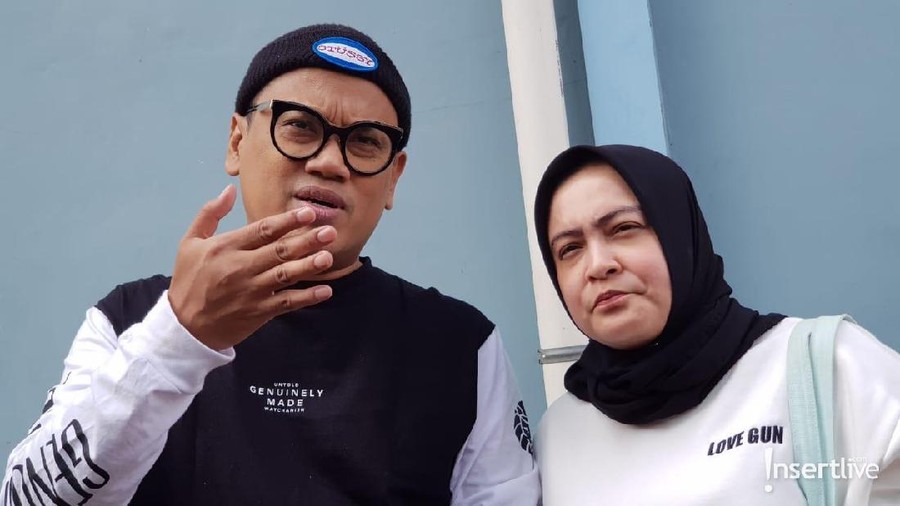 Koper Uya Kuya Rusak usai Liburan dari Amerika Serikat Koper milik Uya Kuya rusak usai berlibur dari Amerika Serikat.