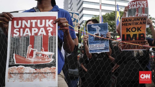 Mahasiswa dan tiga nelayan unjuk rasa terkait IMB Pulau Reklamasi di depan kantor Balai Kota Jakarta, Senin, 24 Juni 2019. Mereka menilai terbitnya Izin Mendirikan Bangunan (IMB) untuk bangunan di Pulau Reklamasi C dan D merupakan bentuk ketidak konsistenan komitmen Gubernur DKI Jakarta Anies Baswedan terhadap reklamasi. CNNIndonesia/Safir Makki