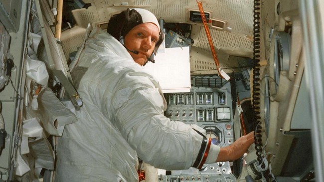 Perang Dingin menjadi ajang untuk pamer kemajuan teknologi antara AS dan Uni Soviet, salahs atunya ditandai dengan peluncuran misi Apollo 11 ke permukaan Bulan.